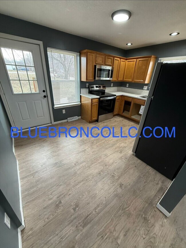 Foto del edificio - Beautiful unit with three bathrooms close to downtown Lee's Summit