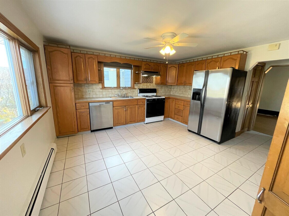 75 Boston St Unit 1, Somerville, MA 02143 75 Boston St Somerville, MA