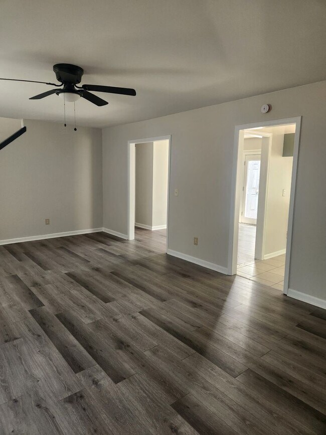 Foto del edificio - Lovely 4 Bedroom 3 Bath Coming Available Now