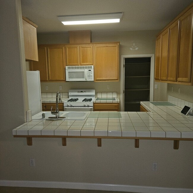 Building Photo - Charming 3 bedroom Duplex Close to Doctors...