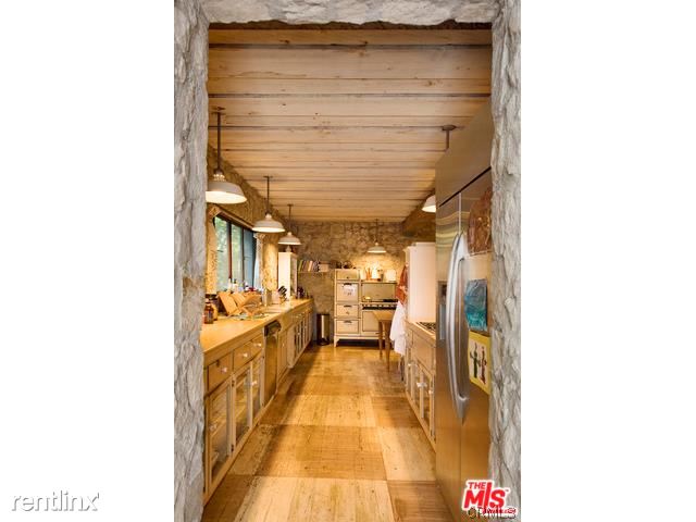 Building Photo - 2227 Mandeville Canyon Rd