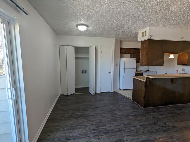 Foto del edificio - 1406 Glen Oaks Ct