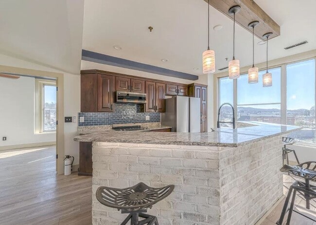 Building Photo - Fabulous 4/3.5 Loft with PANORAMIC Views o...