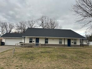 Building Photo - 807 Maple Dr