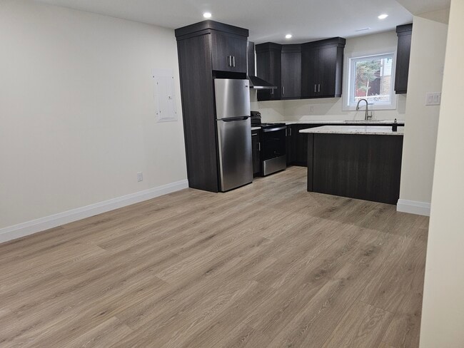 Building Photo - 425 Partington Av