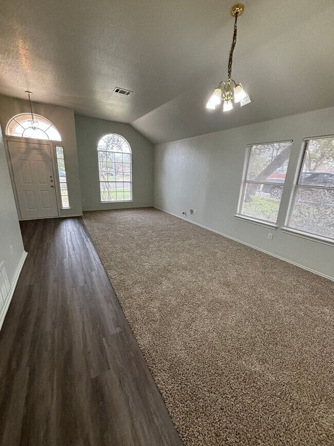 Foto del edificio - 3 Bedroom 2 bath in the heart of South Austin