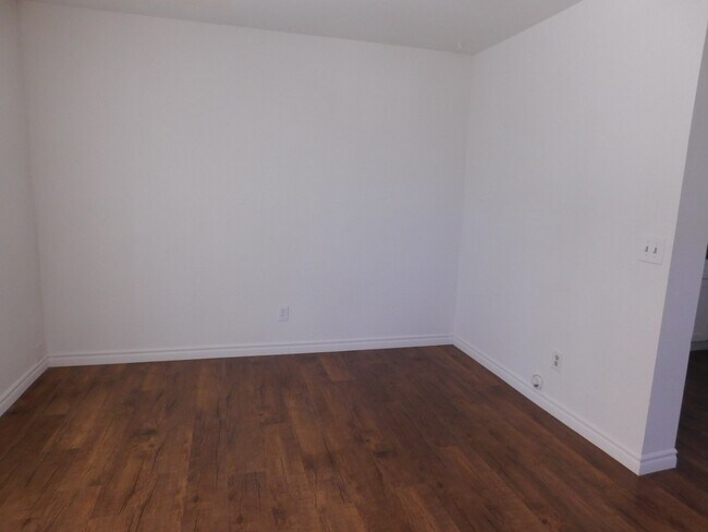 Foto del edificio - 8051-8057 Roosevelt Ave