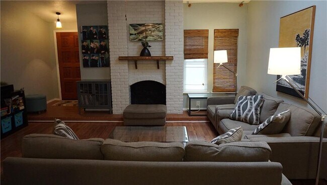 Foto del edificio - 9502 Shady Oaks Dr