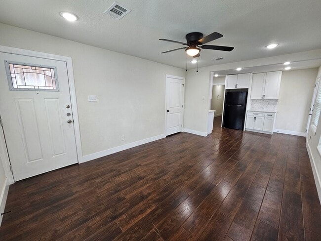 Foto del edificio - Near Bishop Arts District 2-bedroom, 1-bath duplex