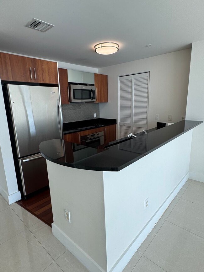 Building Photo - Stunning 2Bed/ 2Bath residence for rent at MET1