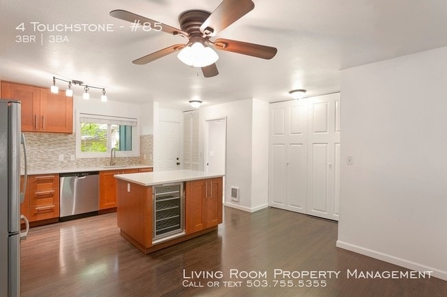 Building Photo - 4 Touchstone