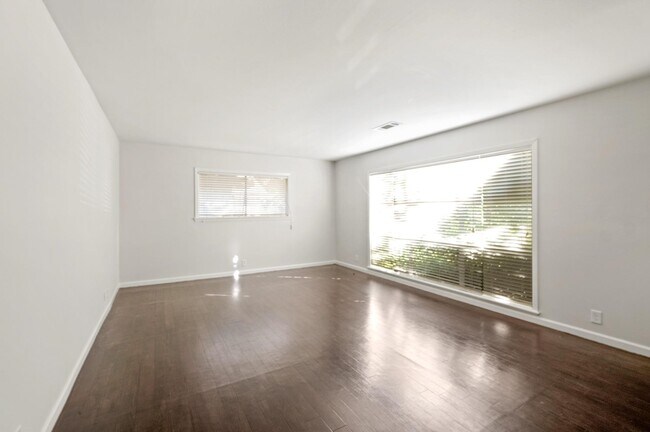 Building Photo - 2206 Ansbury Dr