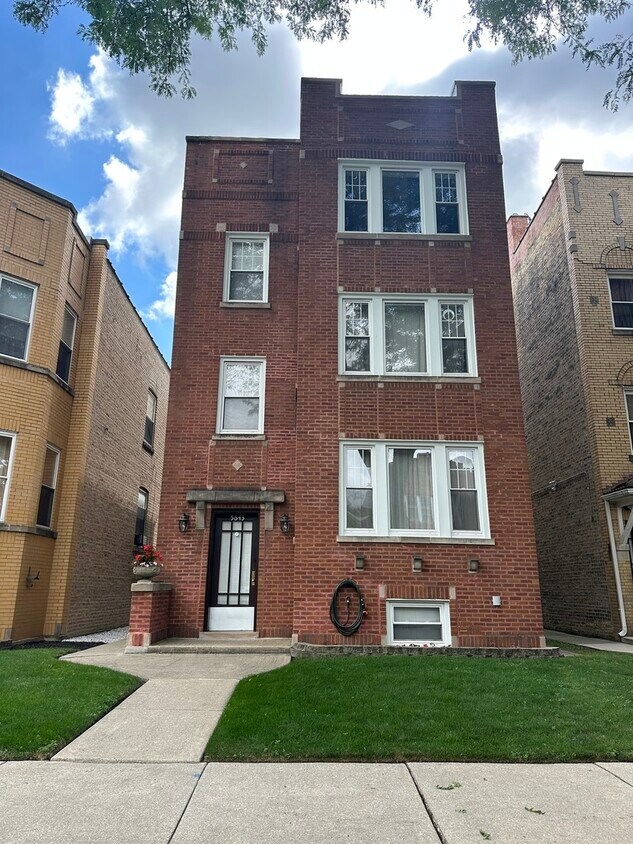 Foto principal - 5643 N Artesian Ave