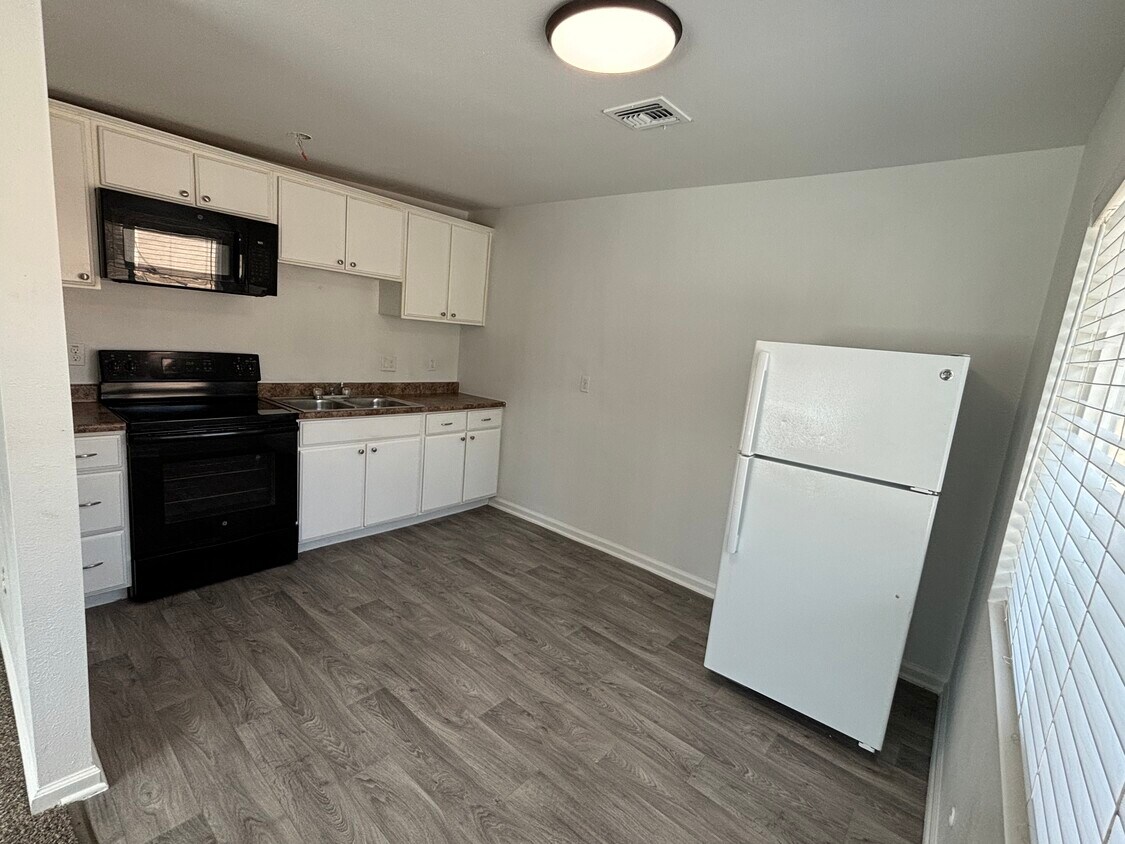 Foto principal - 1525 E Sunnyside Dr