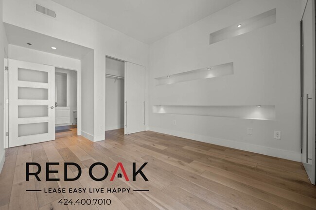 Building Photo - ~1 Month FREE~ Gorgeous One Bedroom with C...