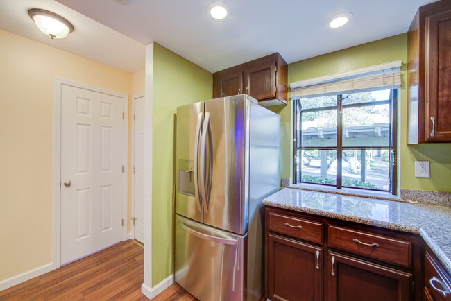 Kitchen, fridge with water dispenser and ice maker - 344 Eastgate Ln