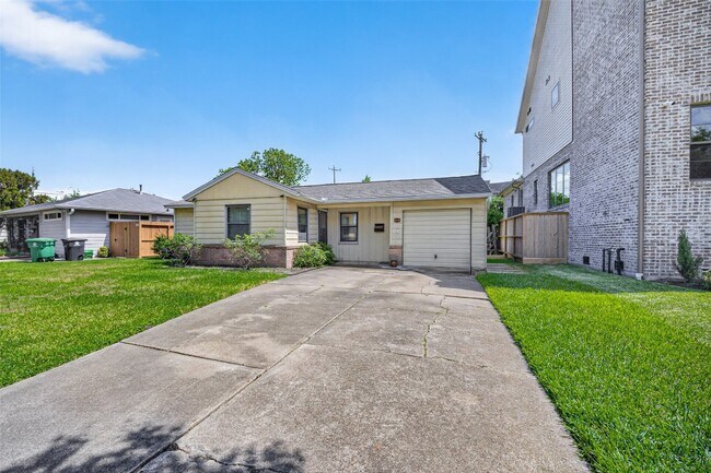 Building Photo - 5505 Huisache St