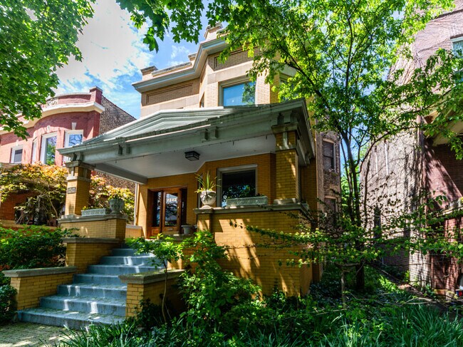 Building Photo - 1242 W Hood Ave