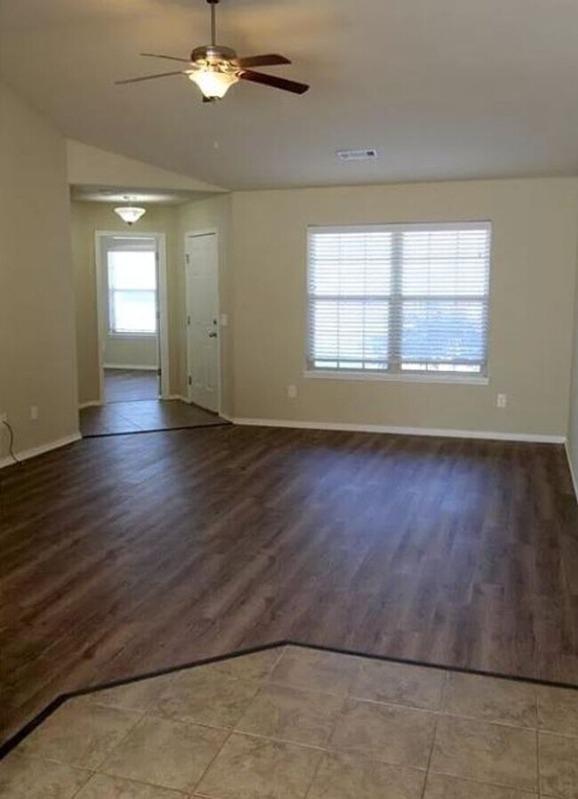 Building Photo - Stunning 4 Bed 2 Bath Home on Quiet Street!