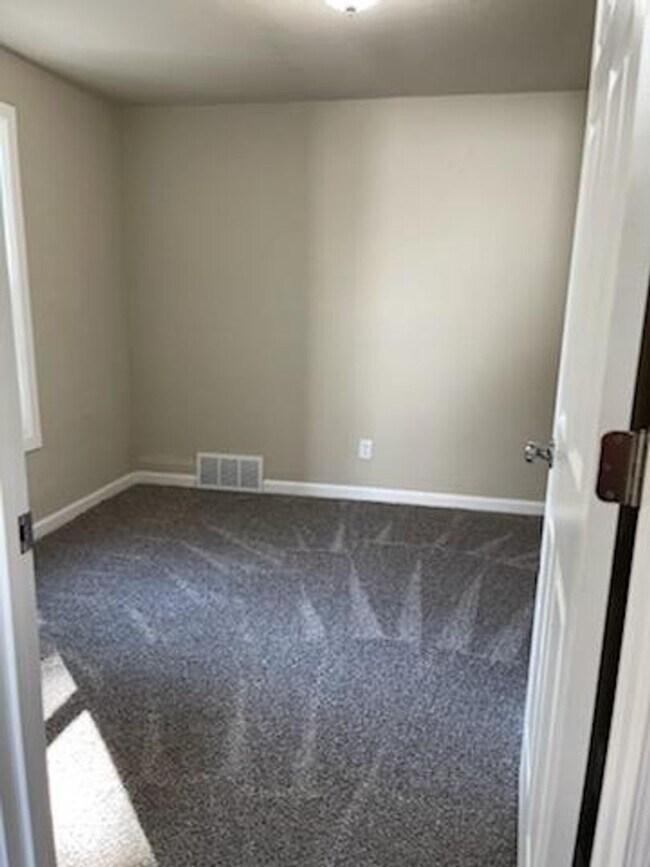 Building Photo - 2 Bedroom 1 Bath - Fenced In Back Yard - E...