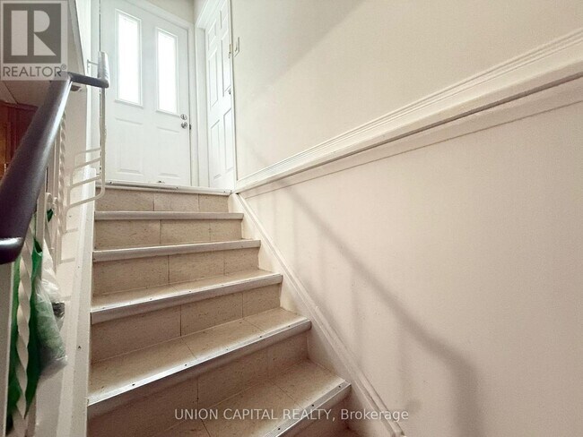 Building Photo - 38 Deepdale Dr