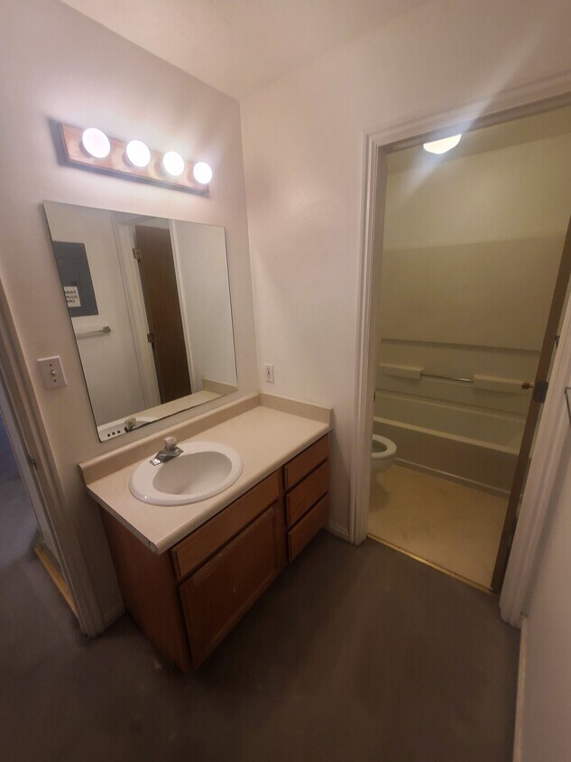 Foto del edificio - Twin Pines Apartments