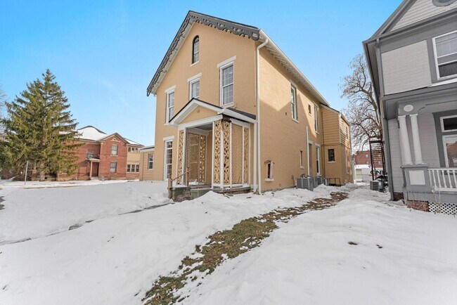 Foto del edificio - 621 E Main St