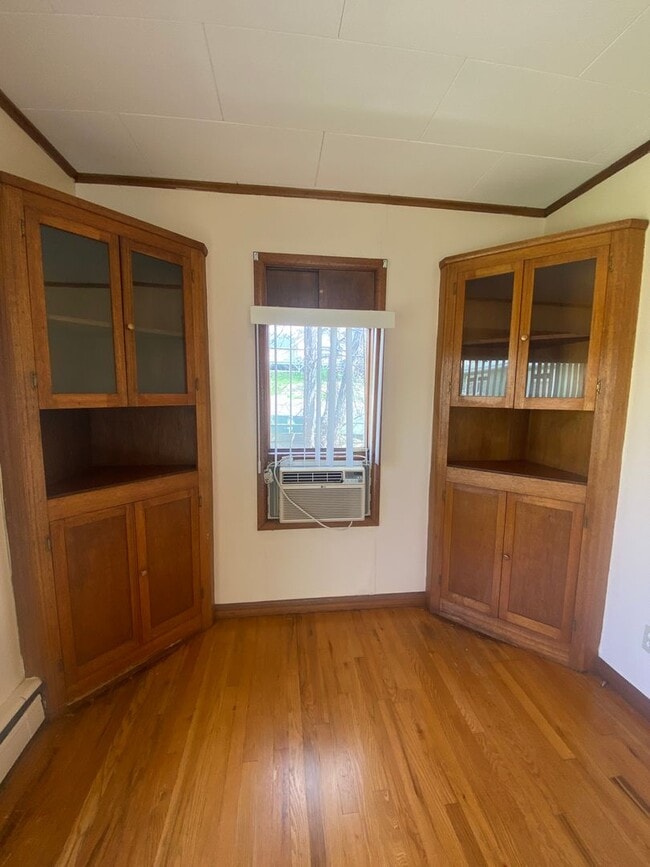 Building Photo - 2 bed 1 bath duplex. Less than 3 miles from OIT and Sky Lakes. Geothermal heat, and attached gara...