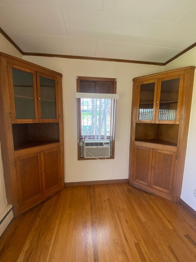 Foto del edificio - 2 bed 1 bath duplex. Less than 3 miles from OIT and Sky Lakes. Geothermal heat, and attached gara...