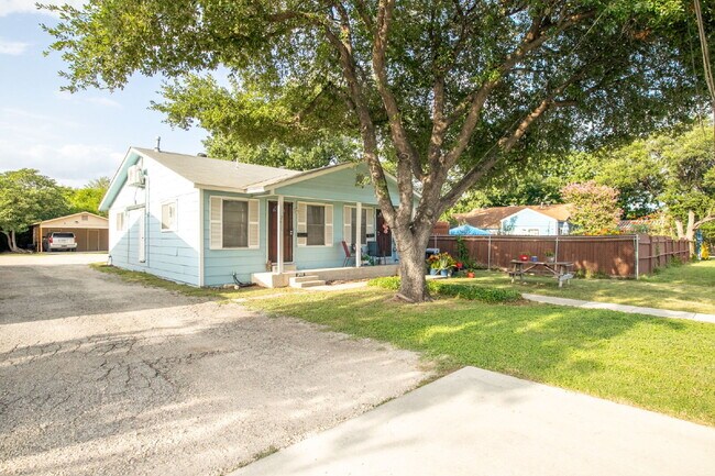 Foto del edificio - Cozy 1 Bed, 1 Bath Duplex A Block From Woodlawn Lake