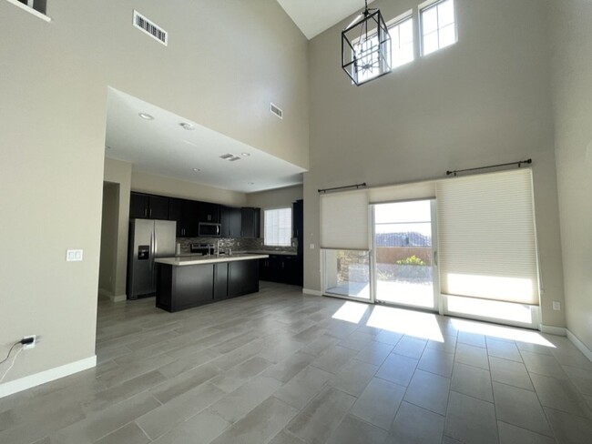 Building Photo - Huge Townhouse In Laughlin Ranch The Pinna...