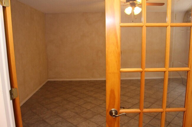 Foto del edificio - 6515 N Dearing Ave