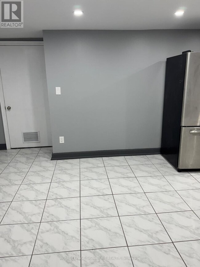 Building Photo - 23 Glen Belle Crescent