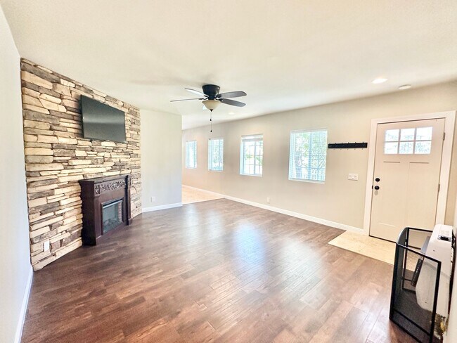 Foto del edificio - Stunning Top to Bottom, Inside & Out Remodel Job on this Rental Home, Minutes to Fallbrook or Bon...