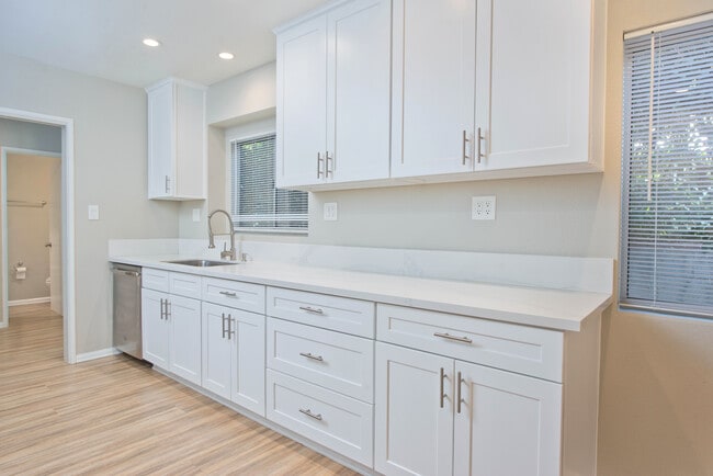 Building Photo - 5028 Rubio Ave