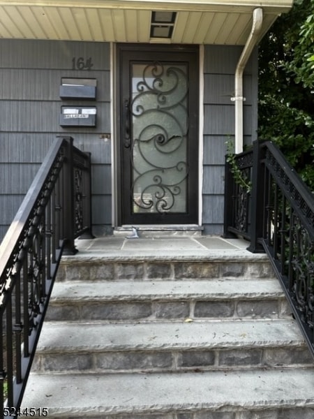 Building Photo - 164 6th Ave