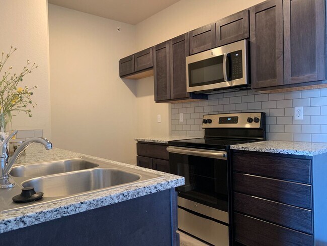 Building Photo - Fantastic Condo on Windsor Lake