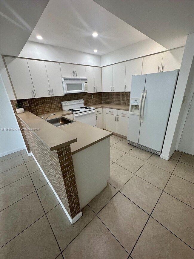 Foto del edificio - 600 NE 36th St