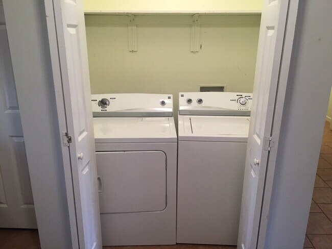 Foto del edificio - Oak East Street Duplex