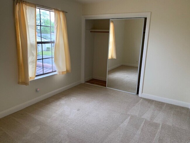 Foto del edificio - 4BD/2.5BA Large Cupertino Home - Available...