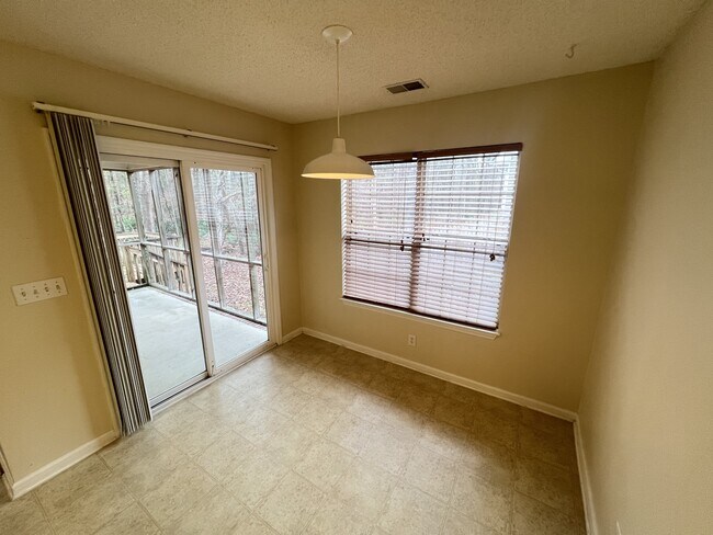 Building Photo - 204 Hawkridge Pl