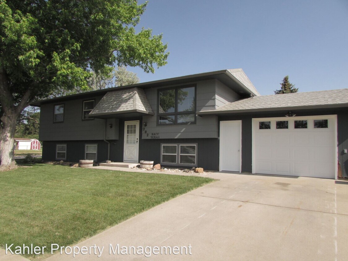 Primary Photo - 4 br, 2 bath House - 202 E Texas St
