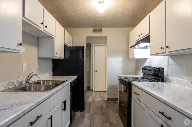 1BR, 1BA - 735SF - Kitchen - West Hills Apartments