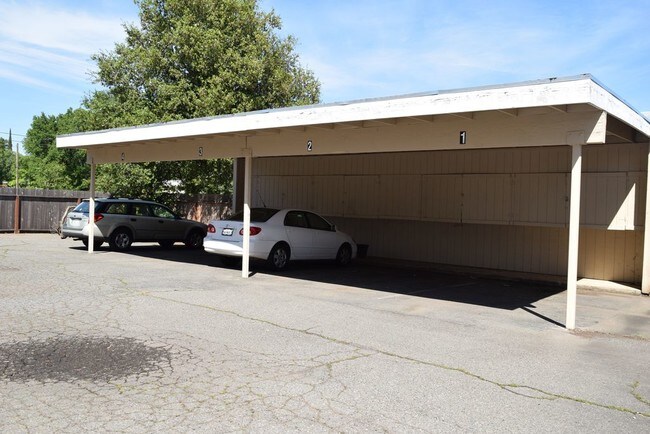 Foto del edificio - 3741 Churn Creek Rd