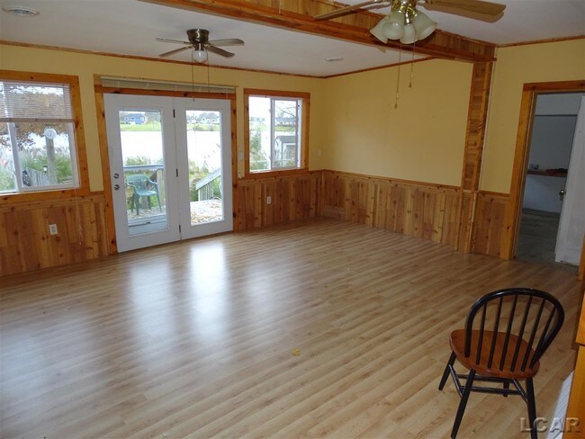 Building Photo - 543 Norvell Beach Dr