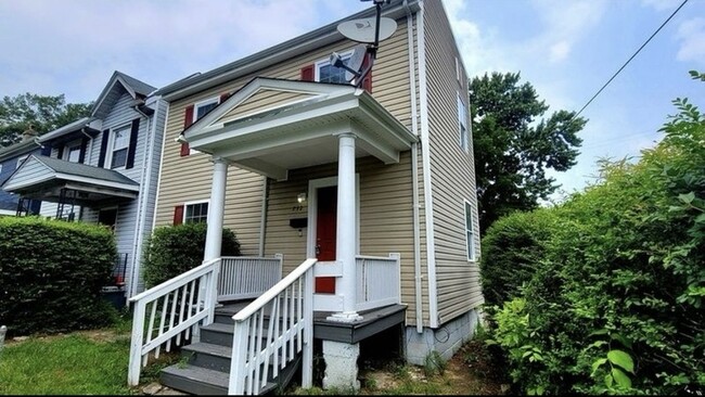 Building Photo - 732 E Gladstone Ave