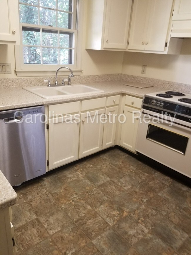 Foto del edificio - 2714 Briar Ridge Dr