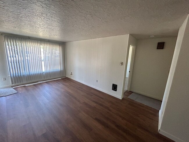 Building Photo - BEA510-520