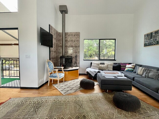Foto del edificio - 608 Sparkes Rd