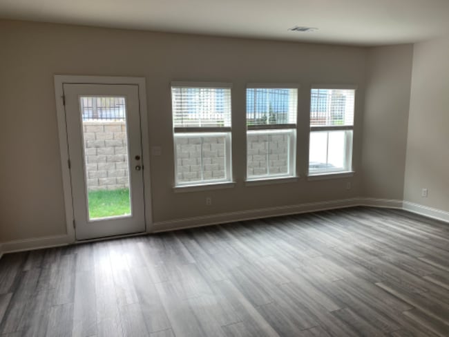 Building Photo - 204 Douglas Bend Rd